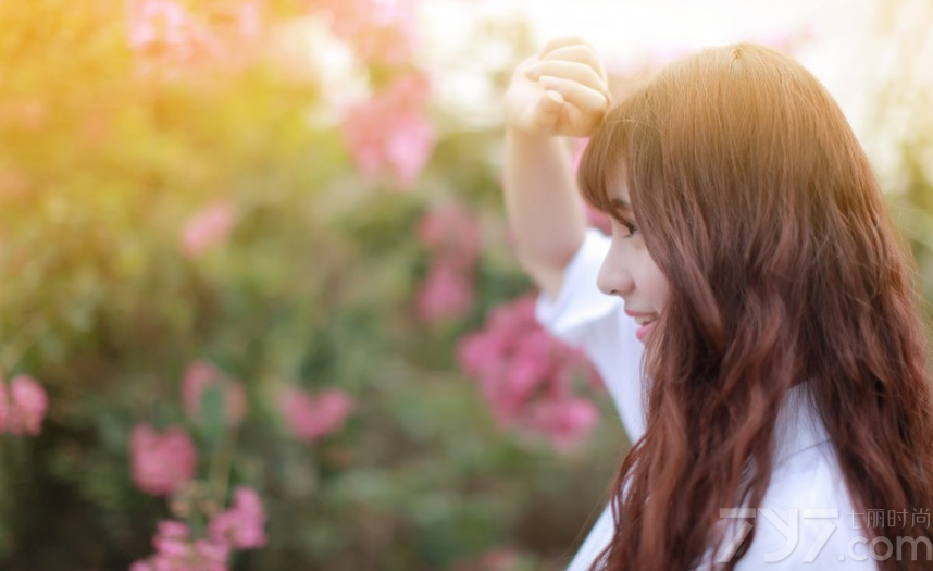 这组可爱美女户外清纯写真图片，笑颜如花的画面任谁看了都会心动不已，特别是会放电的大眼以及一头俏丽的卷发，整个人衬托的更加可爱俏皮，站在花前拍摄的画面，实在太唯美诱人，分享一组可爱美女清纯写真图片，甜美容颜连花朵也被比下去。