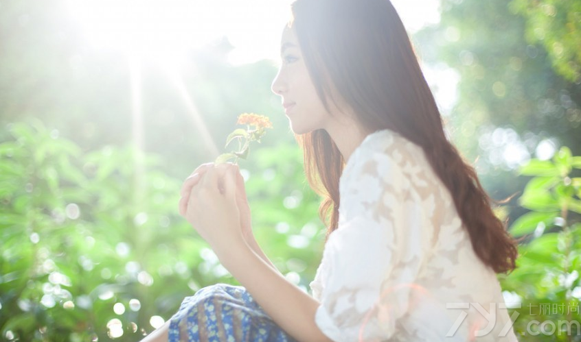 这组大眼美女秋游户外清纯写真图片，甜美的笑容让人看了之后过目难忘，会放电的大眼瞬间秒杀所有宅男，清新甜美的穿着更让整个人都魅力散发得淋漓尽致，分享一组大眼美女清纯写真图片，释放甜美笑容让宅男无处可逃。