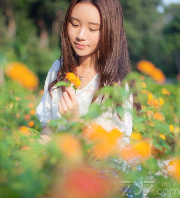 这组大眼美女秋游户外清纯写真图片，甜美的笑容让人看了之后过目难忘，会放电的大眼瞬间秒杀所有宅男，清新甜美的穿着更让整个人都魅力散发得淋漓尽致，分享一组大眼美女清纯写真图片，释放甜美笑容让宅男无处可逃。