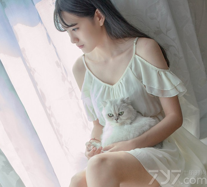 这组猫女郎清纯写真图片，用萌宠一起拍摄出一种清纯稚嫩的画面，特别是清纯美女的一头黑发以及白裙服饰，最能让宅男们怦然心动，白皙长腿更是画面的焦点，分享猫女郎清纯室内写真图片，看清纯美女的魅力如何迷倒宅男。