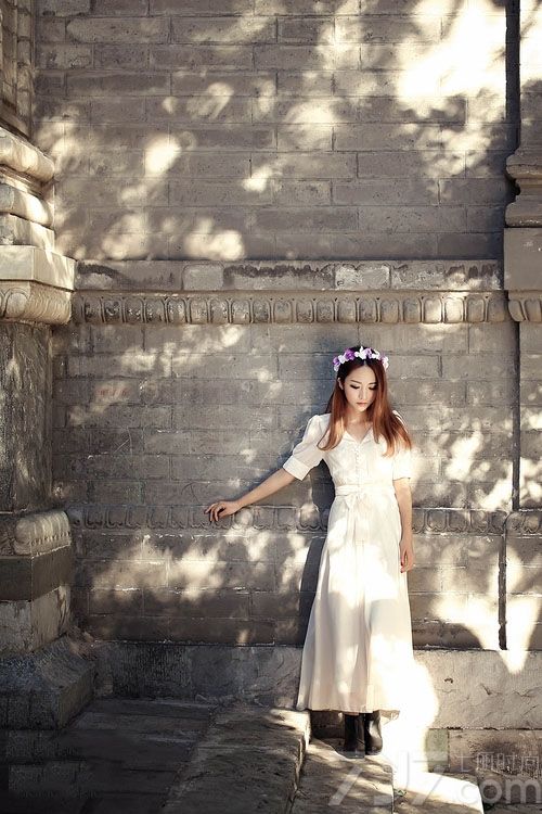 这组花环少女室外清纯写真图片，恬静淡雅的少女带着花环如同仙女一般梦幻动人，穿着白色长裙展示出一种温柔恬静的魅力气质，整个画面让宅男怦然心动，梦一般的完美画面太诱人，分享花环少女清纯室外写真图片，看白裙释放出时光的魅力，