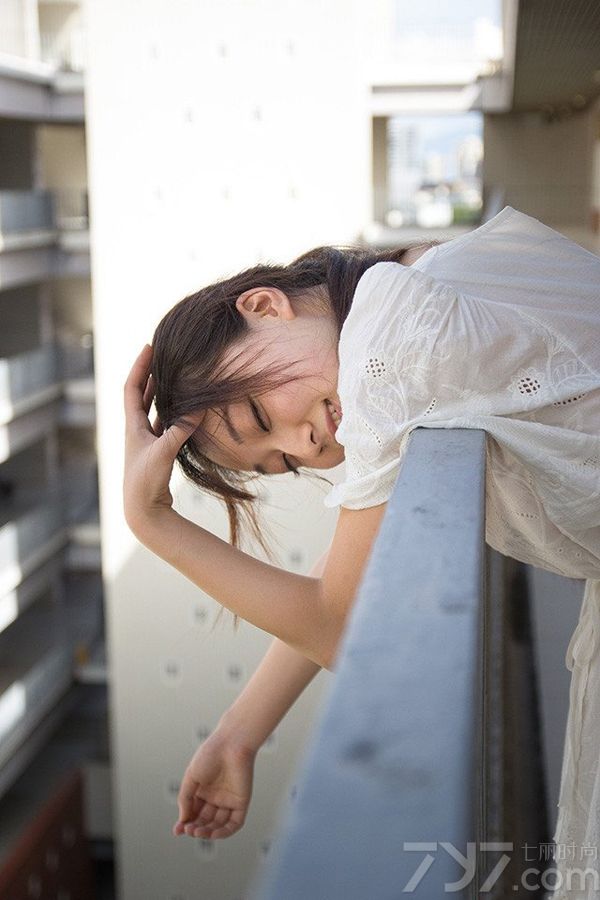 这组可爱少女自习室内清纯写真图片，学生般的清纯容颜是宅男们最难以抵挡的，特别是一头长发以及穿着唯美白裙，展示出一种清纯的性感魅力，娇嫩肌肤以及长腿都是诱人焦点，分享可爱少女清纯写真图片，看自习室的甜美性感最迷人。