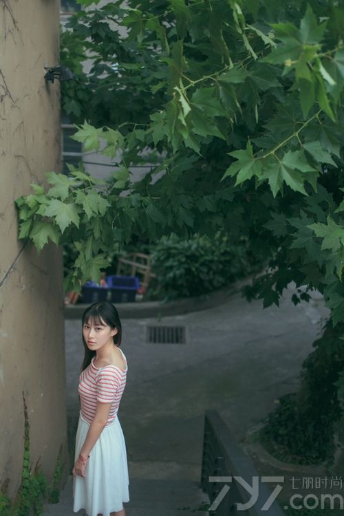 这组邻家少女清纯写真图片，第一眼望去超唯美的清新气质让人心神荡漾，对于宅男来说绝对是无法抵挡的。特别是一头乌黑长发以及梦幻女神的清纯穿着，与令人难以忘记的清纯美貌，更能让宅男们心动不已。分享邻家少女清纯写真图片，小清新美女的气质如何迷倒众多宅男。