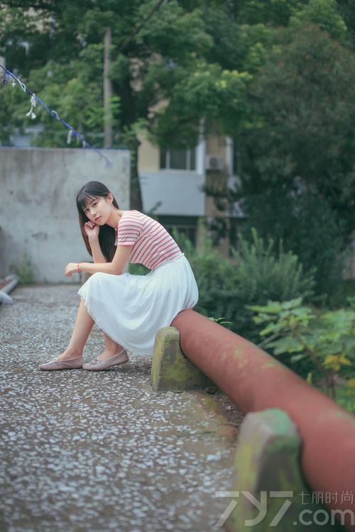 这组邻家少女清纯写真图片，第一眼望去超唯美的清新气质让人心神荡漾，对于宅男来说绝对是无法抵挡的。特别是一头乌黑长发以及梦幻女神的清纯穿着，与令人难以忘记的清纯美貌，更能让宅男们心动不已。分享邻家少女清纯写真图片，小清新美女的气质如何迷倒众多宅男。