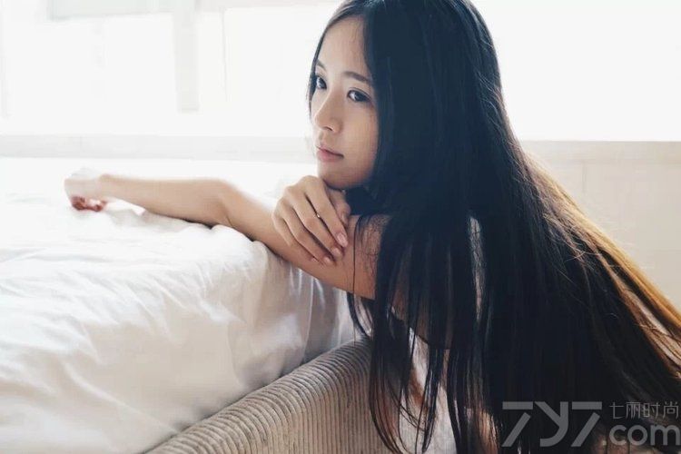 这组可爱宝贝清纯美女室内写真图片，清纯稚嫩的甜美面孔变化出如同精灵般的梦幻魅力，黑色长发以及穿着性感背心展出了完美身材的诱惑感，特别是不经意间露出的懵懂表情，更让宅男们怦然心动！分享可爱宝贝清纯美女图片，诱惑私房写真画面太迷人。