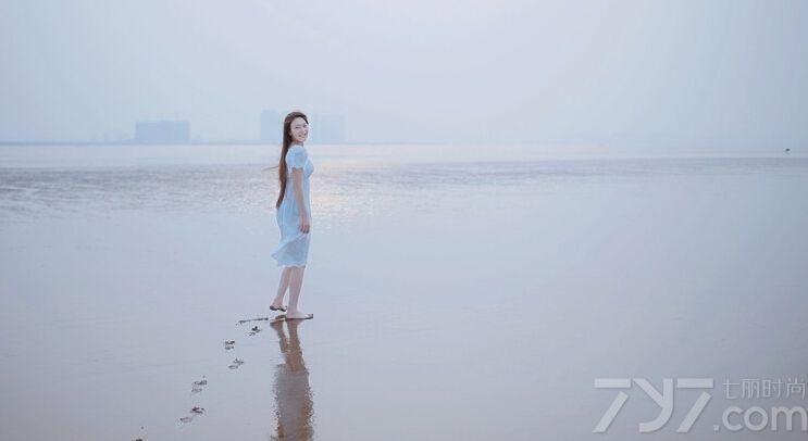 这组清纯美女海边写真图片，穿着唯美纯净的白裙，展示出一种令人目不转睛的唯美魅力。特别是一头飘逸长发以及白皙肌肤都能令宅男们心动不已，无以伦比的绮丽最迷人，分享一组白裙美女清纯写真图片，展示无以伦比的绮丽最是迷人。