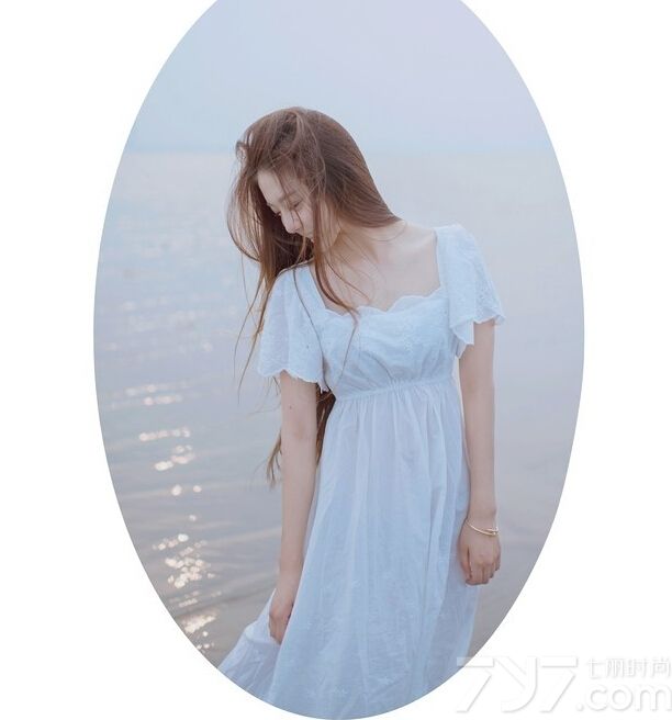 这组清纯美女海边写真图片，穿着唯美纯净的白裙，展示出一种令人目不转睛的唯美魅力。特别是一头飘逸长发以及白皙肌肤都能令宅男们心动不已，无以伦比的绮丽最迷人，分享一组白裙美女清纯写真图片，展示无以伦比的绮丽最是迷人。