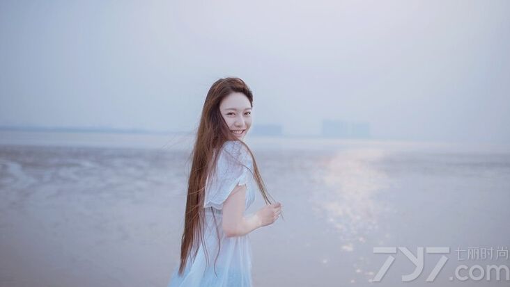 这组清纯美女海边写真图片，穿着唯美纯净的白裙，展示出一种令人目不转睛的唯美魅力。特别是一头飘逸长发以及白皙肌肤都能令宅男们心动不已，无以伦比的绮丽最迷人，分享一组白裙美女清纯写真图片，展示无以伦比的绮丽最是迷人。