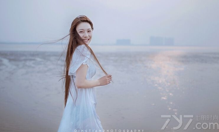 这组清纯美女海边写真图片，穿着唯美纯净的白裙，展示出一种令人目不转睛的唯美魅力。特别是一头飘逸长发以及白皙肌肤都能令宅男们心动不已，无以伦比的绮丽最迷人，分享一组白裙美女清纯写真图片，展示无以伦比的绮丽最是迷人。