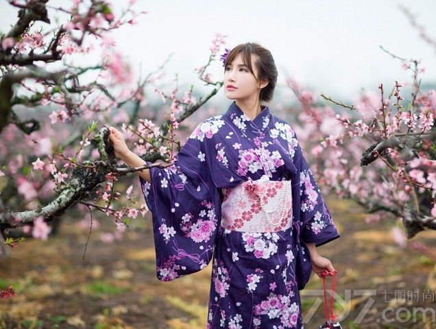 花季少女穿着日本和服，站在樱花丛中，带着淡淡的忧郁气质，为彷徨的青春注入的色彩，瞬间就能点燃对青春的追忆之情。