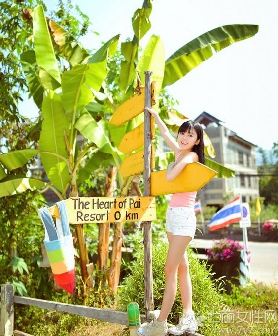 这组水果美少女清晨夏季写真，清新美少女穿着粉色小背心，以及性感小热裤，秀出清纯稚嫩的一面，乌黑长发以及清甜笑容绝对是秒杀宅男的误武器，分享水果美少女清纯写真图片，卖萌小背心尽显俏皮可爱。