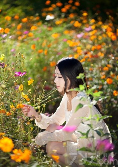 这位长相十分清纯的美女置身鲜花般的海洋，给人一种清新明媚的气质。下面就一起来看看这组春日写真图片吧！美腻的花仙子更加娇艳欲滴哦。