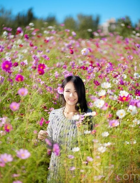 这位长相十分清纯的美女置身鲜花般的海洋，给人一种清新明媚的气质。下面就一起来看看这组春日写真图片吧！美腻的花仙子更加娇艳欲滴哦。