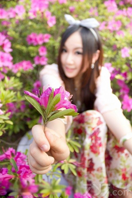 春意盎然的风景，美女清爽的秀发飘逸，清秀的脸庞配上清澈的眼眸，最最吸引人的是那由内而外散发出来的清新自然气息，这种纯净如水的清纯女孩，绝对可以称之为女神，有过往而不及。