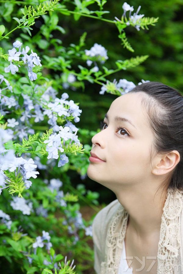 日本混血女星加藤罗莎出生于横滨市，在鹿儿岛市立皇德寺中学校、鹿儿岛县立鹿儿岛西高等学校毕业。她以清新可人的气质为名，让大家感受了一回出淤泥而不染的美貌。下面为大家分享加藤罗莎的春季写真，一双大眼卖萌无上限。