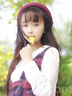 甜心少女头戴复古帽、格纹背带裙、白色衬衫、休闲鞋，简单清纯形象，一头长长的蛋卷头，淡淡的妆容，漫步在林萌小路，充满了少女的浪漫甜美气息。