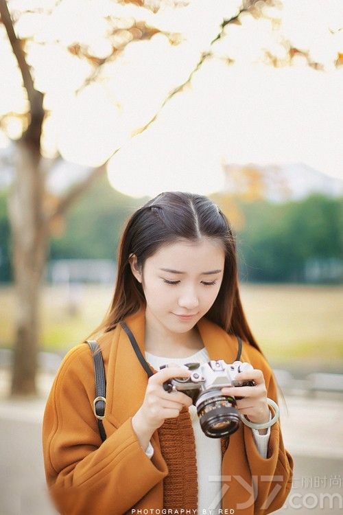 清纯的女孩总有一种魔力，让人不忍心伤害。今天这组美女写真，长相清纯，皮肤白皙光滑，手拿照相机身穿棕色呢子大衣走在校园里，散发出一种青春的文艺范，令人着迷。