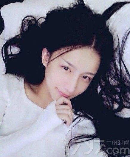 近日，民间一位“美女”爆红，那就是最美伪娘小灿，他美貌天仙身材姣好，看到他的照片可以完胜不少的女明星。最美伪娘男儿身照片曝光，原来最美伪娘是个帅气小伙子。最美伪娘小灿美照网络疯传，不少人看后纷纷表示，绝对秒杀泰国最美人妖！最美伪娘小灿拥有白皙的肌肤以及完美的脸蛋，他的古装打扮绝对比神仙姐姐还要仙！