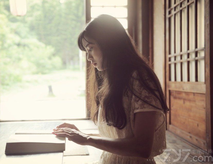 正所谓一纸繁荒难描少女眉间伤，邀你欣赏清纯美女拍摄的复古写真，美女透露出忧郁的表情，整个气氛充斥着淡淡的忧伤感觉，让人心生爱怜。温婉的少女是如此的柔弱，激发男士的护花热血。