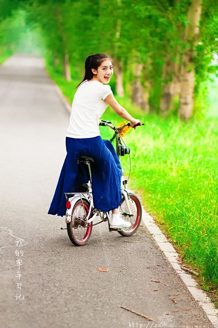 俗话说的好，女孩子是不是真的美就要看她敢不敢露出额头，露出额头还是那么的漂亮就代表着真的美。小编今天推荐的清纯美女她拥有长长的头发，甜甜的笑容，让你怦然心动。