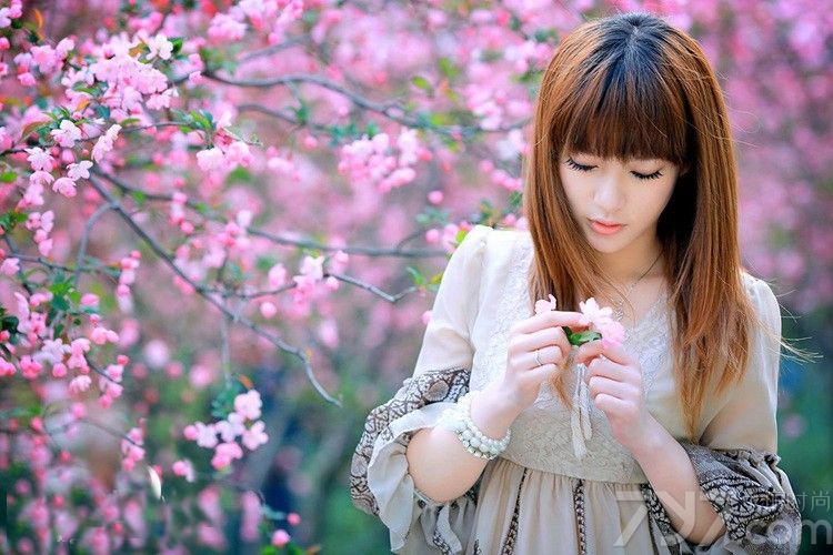 清纯美女桃花写真，灿烂花季芬芳扑鼻，清澈如水的大眼睛在淡雅背景中，突显娇嫩的乖乖女气质，绝对是众多屌丝心目中绝对的女神，下面咱们就一起来欣赏一下吧。