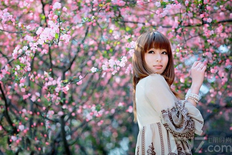 清纯美女桃花写真，灿烂花季芬芳扑鼻，清澈如水的大眼睛在淡雅背景中，突显娇嫩的乖乖女气质，绝对是众多屌丝心目中绝对的女神，下面咱们就一起来欣赏一下吧。