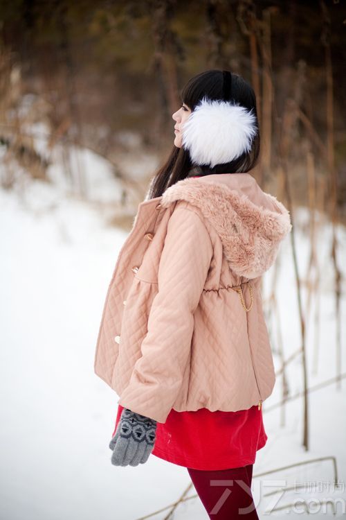 绝色美女清秀甜美雪地里玩雪，精致的面容和白皙的皮肤，如同地上的白雪一样，总是给你一个甜美微笑，清纯中透漏着迷人的风采。超萌公主的可人气质，美的让人无法抗拒，不正是宅男们的所爱吗？