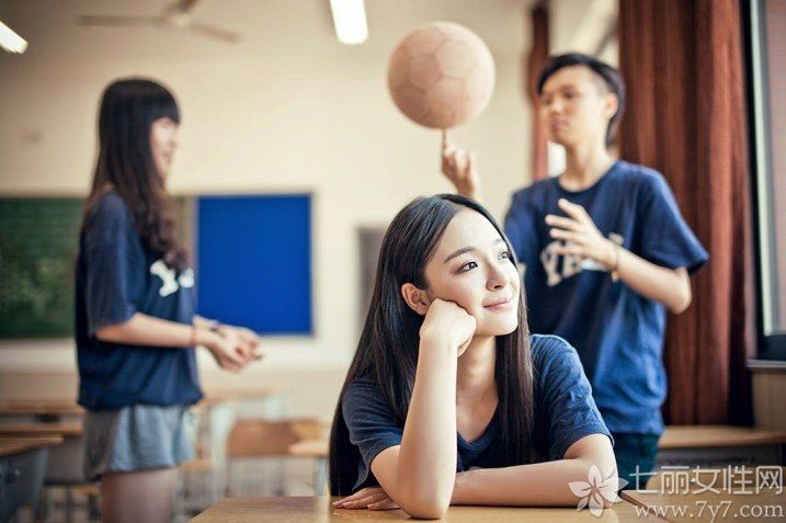 拥有甜美笑容的女孩李莎旻子拍了一组照片献给母校雅礼中学，因为女孩清纯美丽的长相，该组照片在网络上爆红。李莎旻子拍该组照片的用意是为了记录自己跟母校的点点滴滴，通过镜头表达自己对母校的感觉和热爱！网友看过后纷纷赞美李莎旻子太美了。