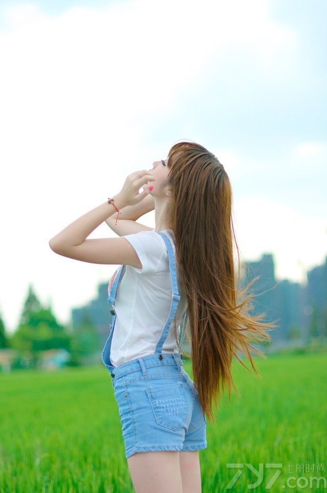 吊带裤装清纯可爱女生写真，无辜大眼睛秒杀宅男，虽然现在是秋天，但是看到这位小可爱置身在绿油油的草地里，不由得让人想起了春天的气息，如沐春风的感觉。
