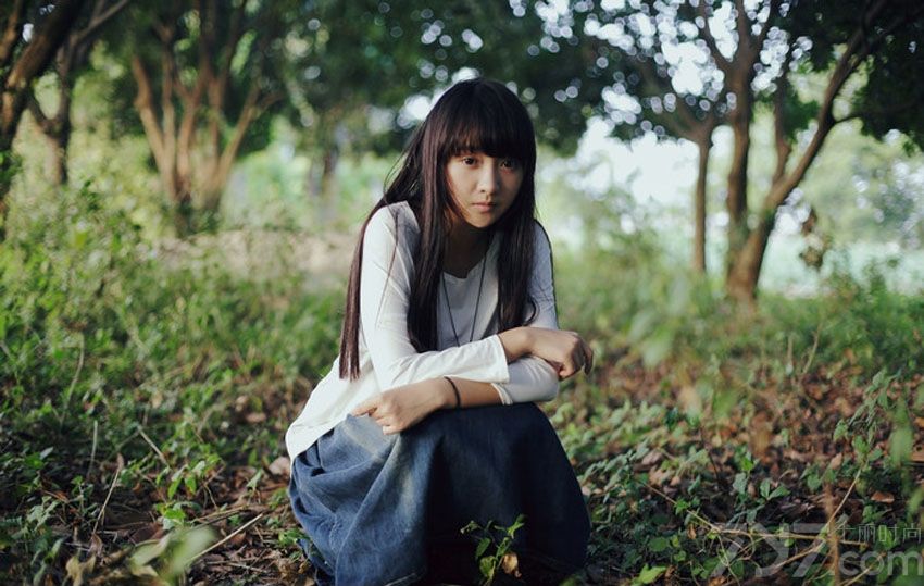 森女系美少女写真图片，恬静的气息拂面而来，自然流露的美让人不法自拔，披散着一头长长的黑色直发，穿上白色的衬衣+蓝色的小短裙，很有学院风气息，迷离的眼神忽闪忽闪的就像在述说着什么。