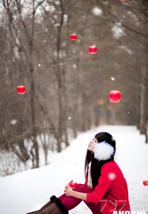 <p>萌系美少女浪漫圣诞写真 雪花下的纯美画面</p>