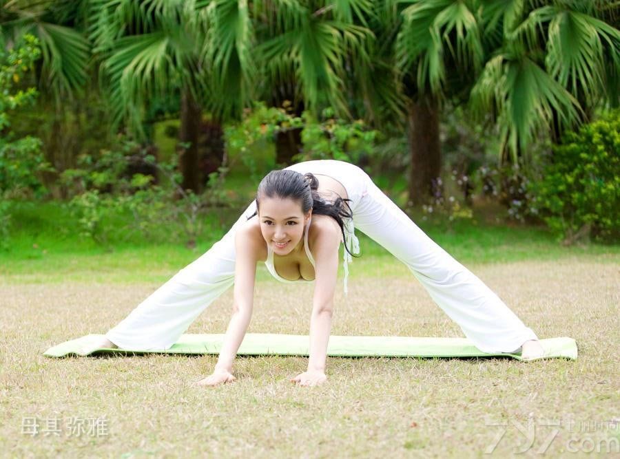 “瑜伽第一美女”母其弥雅，17岁起修习瑜伽，多年的瑜伽修习使她拥有完美的黄金比例身材。无论是台上台下，她都是人们目光的焦点。