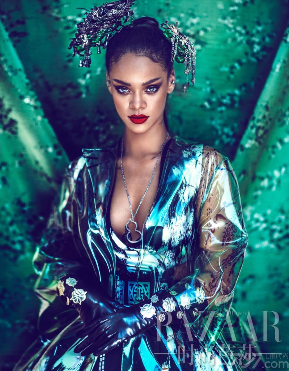 欧美天后蕾哈娜(Rihanna)与BAZAAR的独家合作，以传统的中国风登中国版《时尚芭莎》四月刊封面，展现自身不同的魅力。面对众多极富挑战的中国戏曲头饰，蕾哈娜兴致满满地自己搭配了最具品位的“中国风”造型，挽着一个可爱的高髻，造型古典却不失时尚，烈焰红唇加古铜色眼影，曼妙身材一览无余。