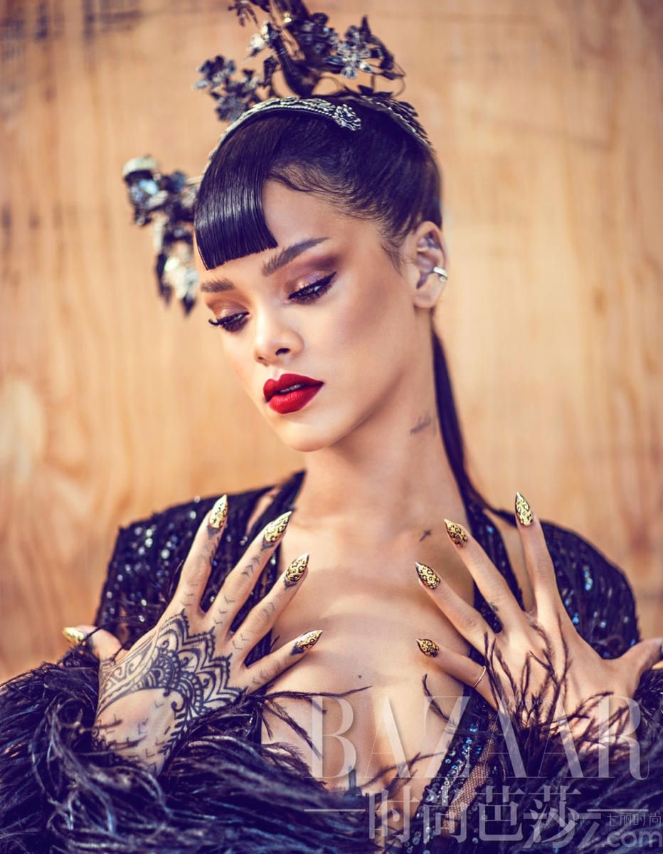 欧美天后蕾哈娜(Rihanna)与BAZAAR的独家合作，以传统的中国风登中国版《时尚芭莎》四月刊封面，展现自身不同的魅力。面对众多极富挑战的中国戏曲头饰，蕾哈娜兴致满满地自己搭配了最具品位的“中国风”造型，挽着一个可爱的高髻，造型古典却不失时尚，烈焰红唇加古铜色眼影，曼妙身材一览无余。