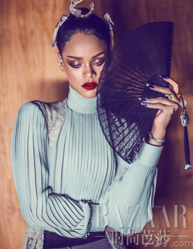 欧美天后蕾哈娜(Rihanna)与BAZAAR的独家合作，以传统的中国风登中国版《时尚芭莎》四月刊封面，展现自身不同的魅力。面对众多极富挑战的中国戏曲头饰，蕾哈娜兴致满满地自己搭配了最具品位的“中国风”造型，挽着一个可爱的高髻，造型古典却不失时尚，烈焰红唇加古铜色眼影，曼妙身材一览无余。