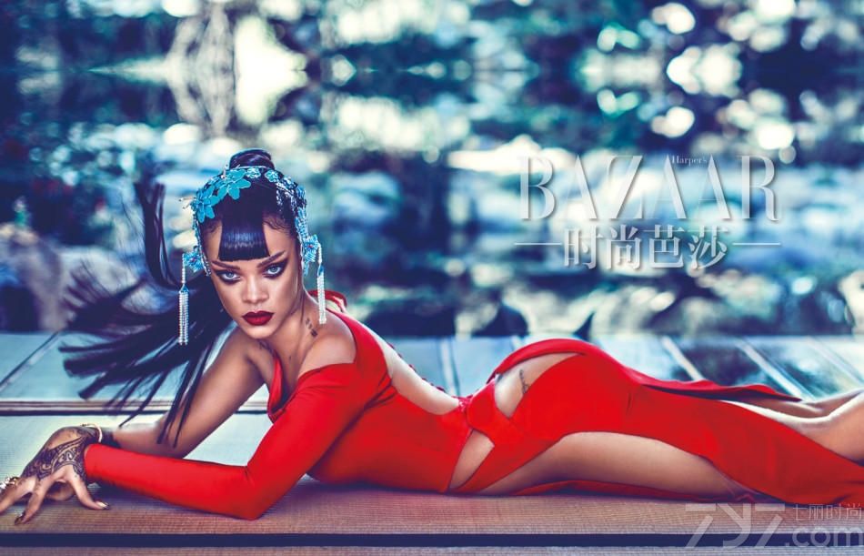 欧美天后蕾哈娜(Rihanna)与BAZAAR的独家合作，以传统的中国风登中国版《时尚芭莎》四月刊封面，展现自身不同的魅力。面对众多极富挑战的中国戏曲头饰，蕾哈娜兴致满满地自己搭配了最具品位的“中国风”造型，挽着一个可爱的高髻，造型古典却不失时尚，烈焰红唇加古铜色眼影，曼妙身材一览无余。