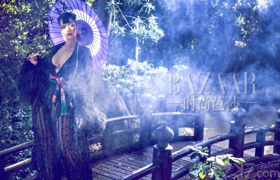 欧美天后蕾哈娜(Rihanna)与BAZAAR的独家合作，以传统的中国风登中国版《时尚芭莎》四月刊封面，展现自身不同的魅力。面对众多极富挑战的中国戏曲头饰，蕾哈娜兴致满满地自己搭配了最具品位的“中国风”造型，挽着一个可爱的高髻，造型古典却不失时尚，烈焰红唇加古铜色眼影，曼妙身材一览无余。