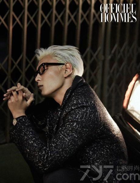 杂志《L’officiel Hommes》近日在FB上发布新消息，称2015年1月号封面故事的主人公就是bigbang的TOP!为新作品而染白色头发后，TOP将变为更强大的气场画面在大片中公开。而大片一出就让人惊为天人，虽然已经习惯了TOP一直以来严肃酷炫的风格，但是再次顶着一头白色头发站在镜头前时，他那股天生的躁动不安的霸气就一触而发了。即使是隔着一个镜头我们依然能感受到他那咄咄逼人的气势，虽然极为强硬，但却让人崇拜不已。