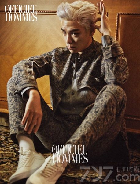 杂志《L’officiel Hommes》近日在FB上发布新消息，称2015年1月号封面故事的主人公就是bigbang的TOP!为新作品而染白色头发后，TOP将变为更强大的气场画面在大片中公开。而大片一出就让人惊为天人，虽然已经习惯了TOP一直以来严肃酷炫的风格，但是再次顶着一头白色头发站在镜头前时，他那股天生的躁动不安的霸气就一触而发了。即使是隔着一个镜头我们依然能感受到他那咄咄逼人的气势，虽然极为强硬，但却让人崇拜不已。