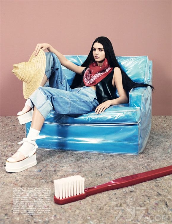 美国当红超模肯达尔·詹娜（Kendall Jenner）登上《Dazed》杂志2014年冬季刊，并为其拍摄了一组前卫十足的封面故事大片。大片中，肯达尔身穿各色时尚又潮流的女装，加上独特的造型，令人不禁赞叹！