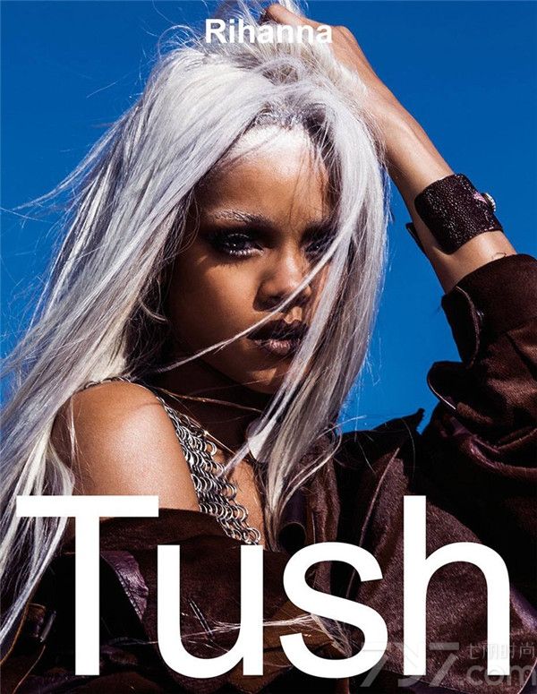 巴巴多斯籍流行女歌手蕾哈娜（Rihanna）近日登上《TUSH》杂志9月刊，拍摄了一组以沙漠为背景的冷艳写真大片。大片中，蕾哈娜头戴银色假发，变身白发魔女，冷艳而惊人！