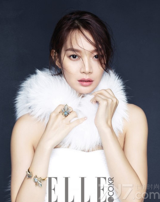 近日，韩国女演员申敏儿为时尚杂志《ELLE》拍摄了一组珠宝写真大片，在这组珠宝写真中，申敏儿以“白雪公主、雪之女王”，“仙境爱丽丝、青蛙王子、人鱼公主”等童话主题，拍摄了一组充满诱人魅力的画报。分享申敏儿时而清纯时而性感，集齐了时而性感、清纯、时而优雅的形象完美散发了女人魅力！