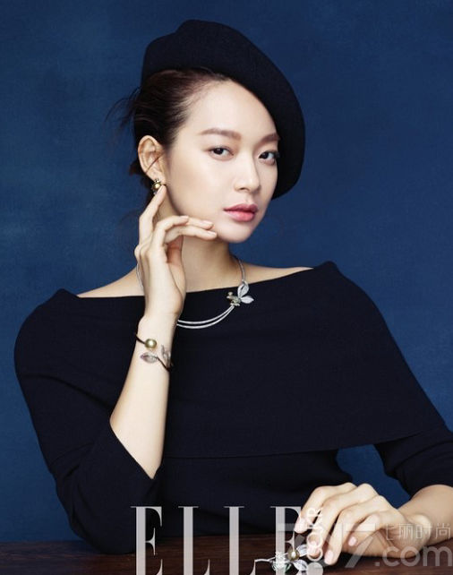 近日，韩国女演员申敏儿为时尚杂志《ELLE》拍摄了一组珠宝写真大片，在这组珠宝写真中，申敏儿以“白雪公主、雪之女王”，“仙境爱丽丝、青蛙王子、人鱼公主”等童话主题，拍摄了一组充满诱人魅力的画报。分享申敏儿时而清纯时而性感，集齐了时而性感、清纯、时而优雅的形象完美散发了女人魅力！