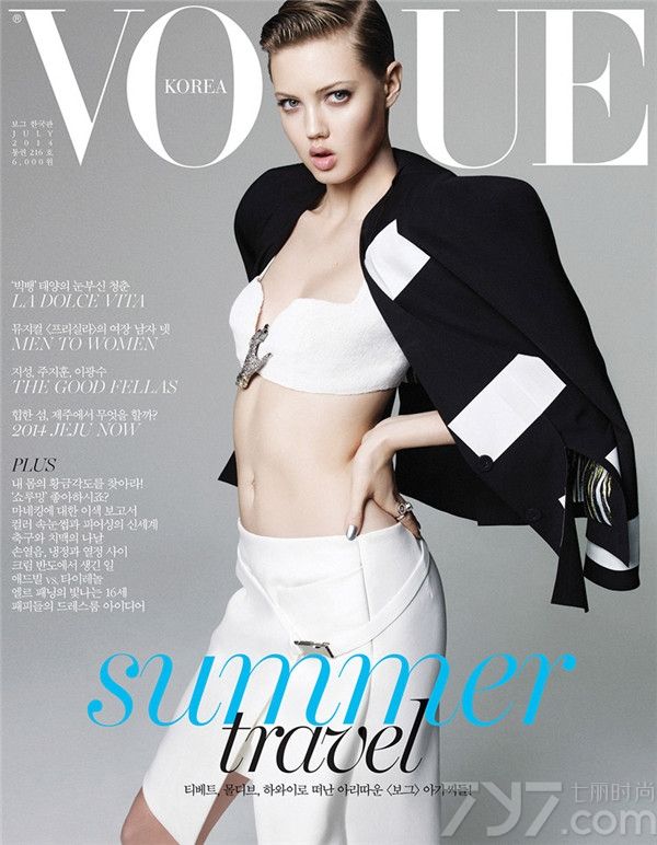 超模琳赛·威克森（Lindsey Wixson）登上《Vogue》杂志韩国版七月刊封面及内页，演绎了一组性感十足的时尚大片。片中“牙缝妹”Lindsey 一头湿感发型，身穿各式泳装搭配优雅而利落的外套，非常惹火！