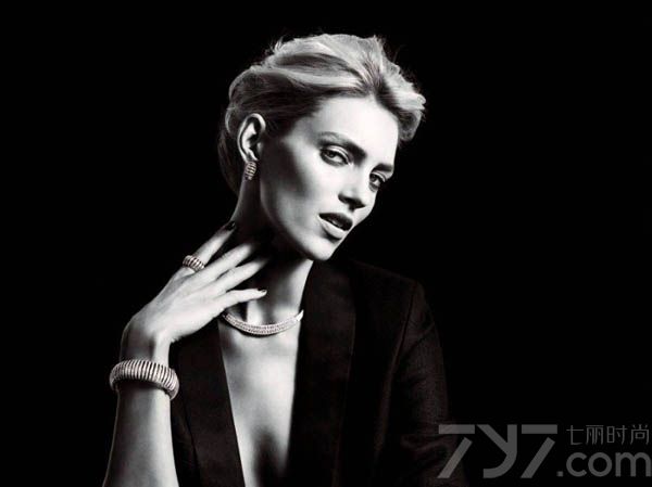 波兰美女安雅·卢比可（Anja Rubik）携手Apart珠宝品牌，为其拍摄了一组全新珠宝大片。大片中，安雅性感真空装或者全裸上阵，配带Apart新季珍贵宝石，完美诠释奢华如性感般诱人！