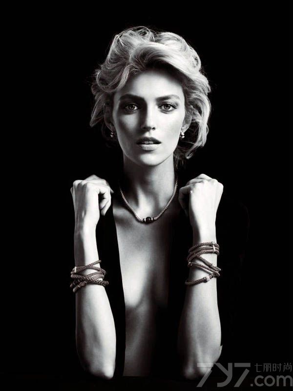 波兰美女安雅·卢比可（Anja Rubik）携手Apart珠宝品牌，为其拍摄了一组全新珠宝大片。大片中，安雅性感真空装或者全裸上阵，配带Apart新季珍贵宝石，完美诠释奢华如性感般诱人！