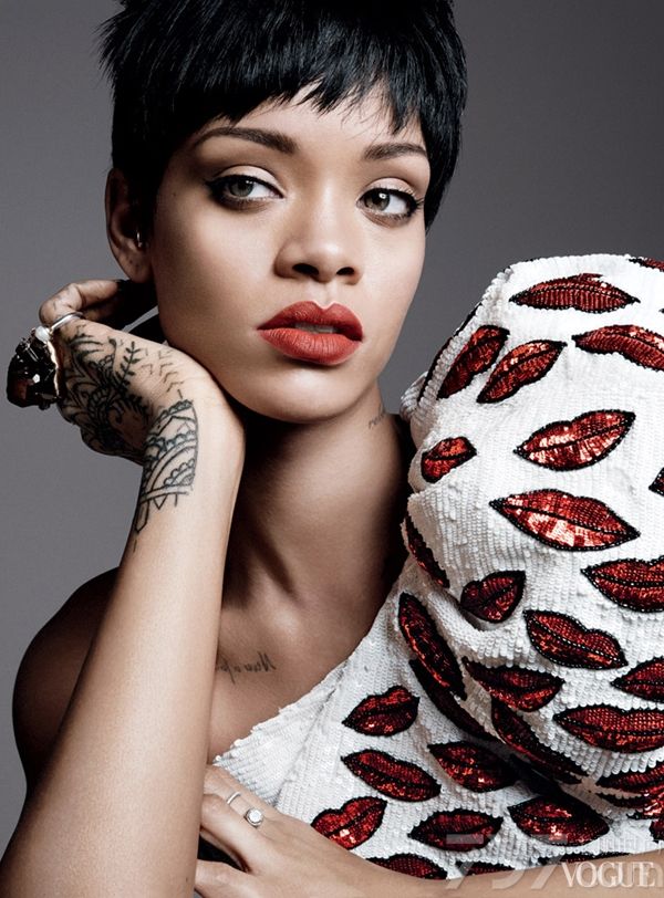 著名流行歌手蕾哈娜（Rihanna）登《Vogue 》杂志三月刊封面，演绎性感时尚大片。一头酷帅短发的她，在镜头前自信摆出各种POSE，本次封面写真图片格外吸引人，让人不仅感叹假小子也能时尚性感！