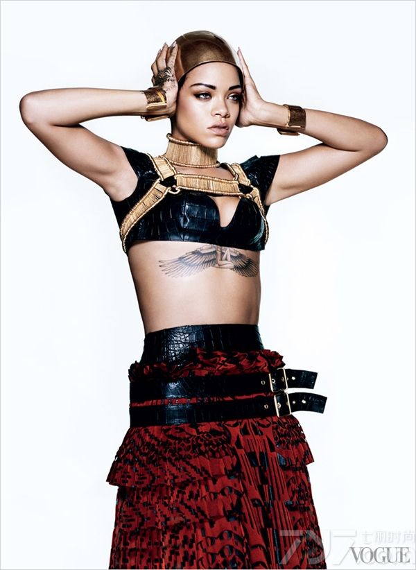 著名流行歌手蕾哈娜（Rihanna）登《Vogue 》杂志三月刊封面，演绎性感时尚大片。一头酷帅短发的她，在镜头前自信摆出各种POSE，本次封面写真图片格外吸引人，让人不仅感叹假小子也能时尚性感！