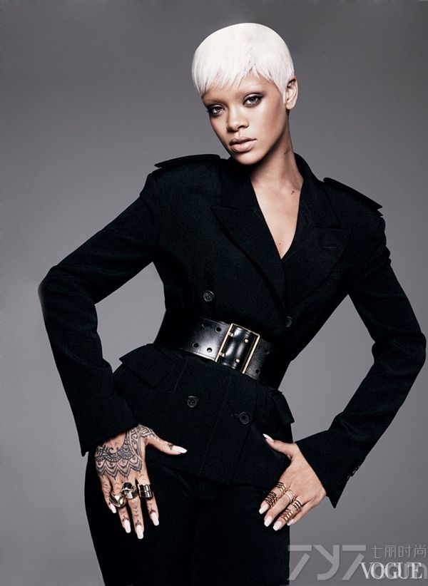 著名流行歌手蕾哈娜（Rihanna）登《Vogue 》杂志三月刊封面，演绎性感时尚大片。一头酷帅短发的她，在镜头前自信摆出各种POSE，本次封面写真图片格外吸引人，让人不仅感叹假小子也能时尚性感！