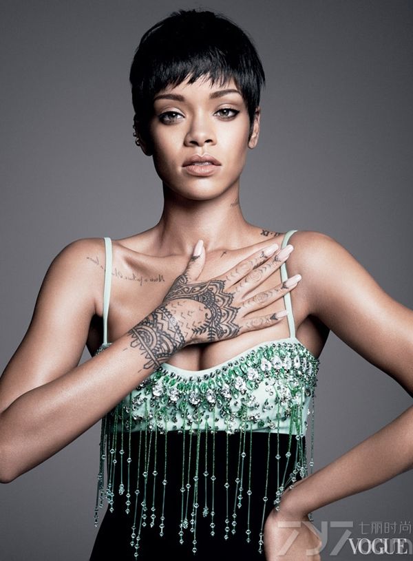 著名流行歌手蕾哈娜（Rihanna）登《Vogue 》杂志三月刊封面，演绎性感时尚大片。一头酷帅短发的她，在镜头前自信摆出各种POSE，本次封面写真图片格外吸引人，让人不仅感叹假小子也能时尚性感！